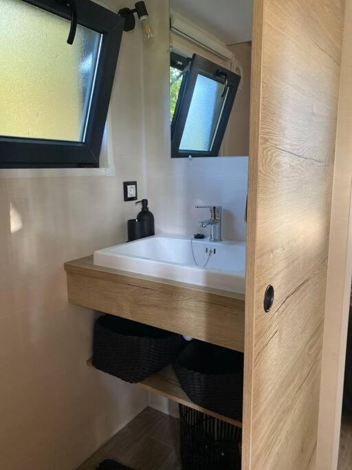Tiny House Sur Terrain Boise A 10 Mn De La Mer Férel Exterior photo